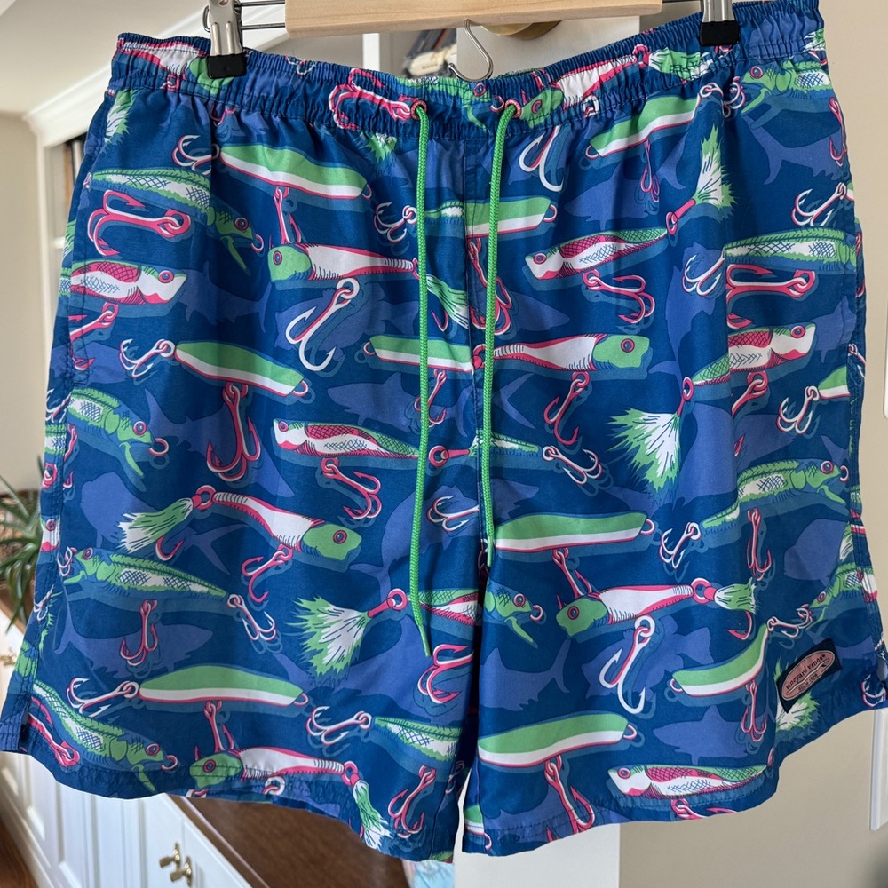Vineyard Vines Mens Chappy Lures Swimsuit, Size XL